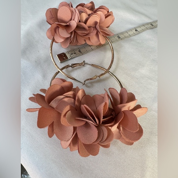 Large hoops with clusters of mauve fabric flowers - Picture 4 of 7